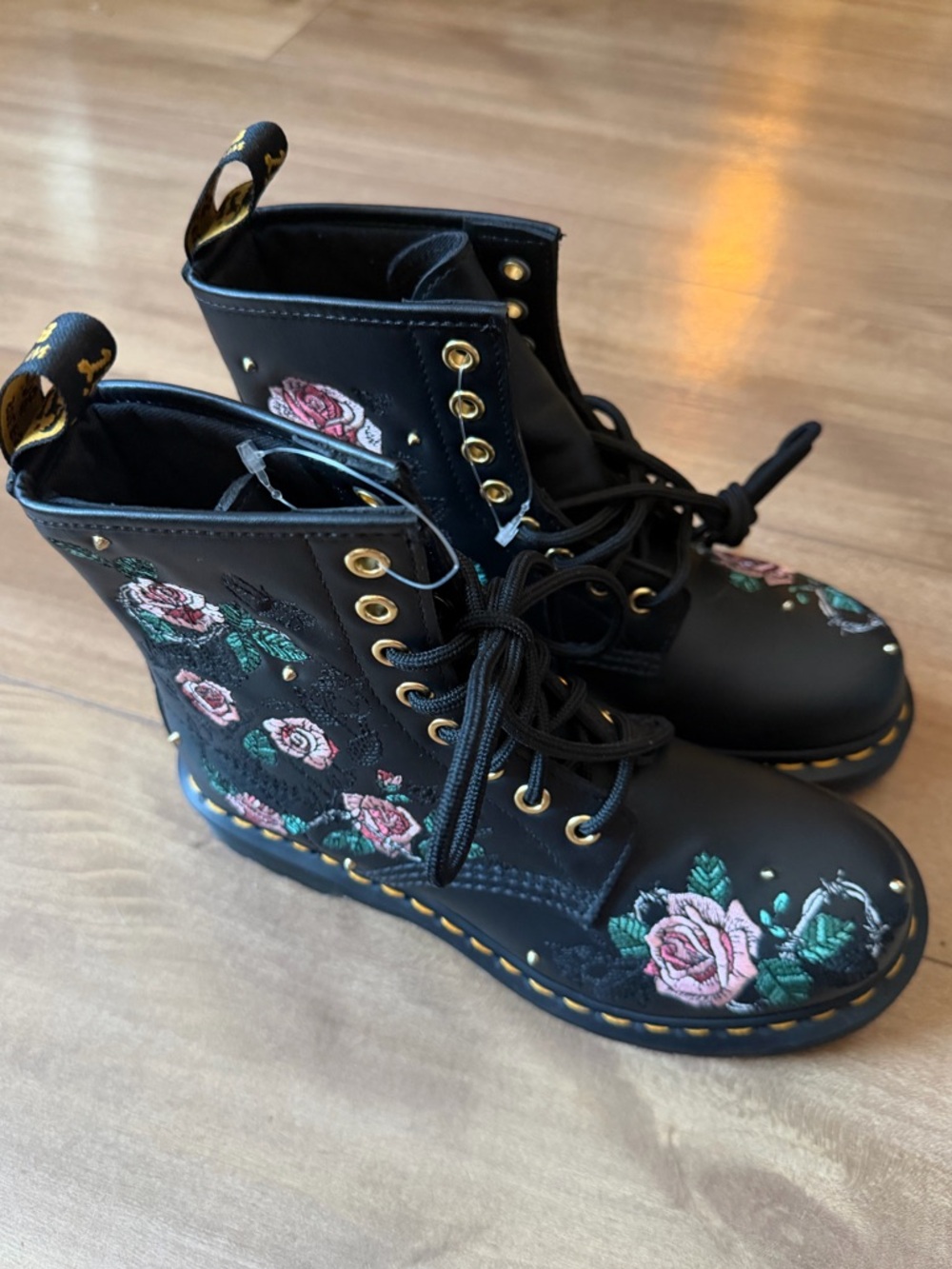 💗 Dr. Martens 1460 Vonda Chain Boots with Pink Rose Embroidery Black Leather 5 - Picture 5 of 9